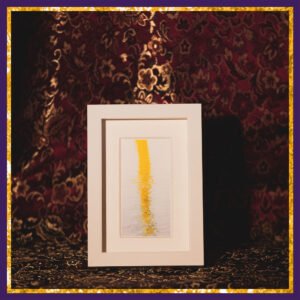 photo de taille rectangulaire dans les tons jaune et bleu clair, entourée d'un passe-partout blanc et d'une cadre photo blanc.